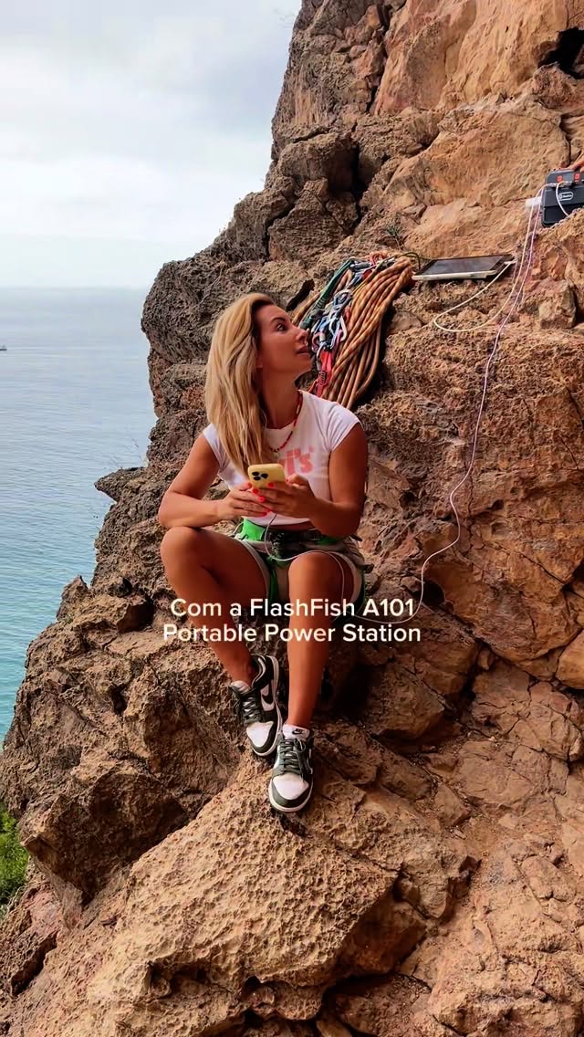 POV: Como tenho sempre energia para trabalhar fora de casa? 🔋 — Instagram post thumbnail by @anamarisacorreia
